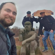 Koen en twee leden van de filmcrew op de heide bij een Romeinse locatie